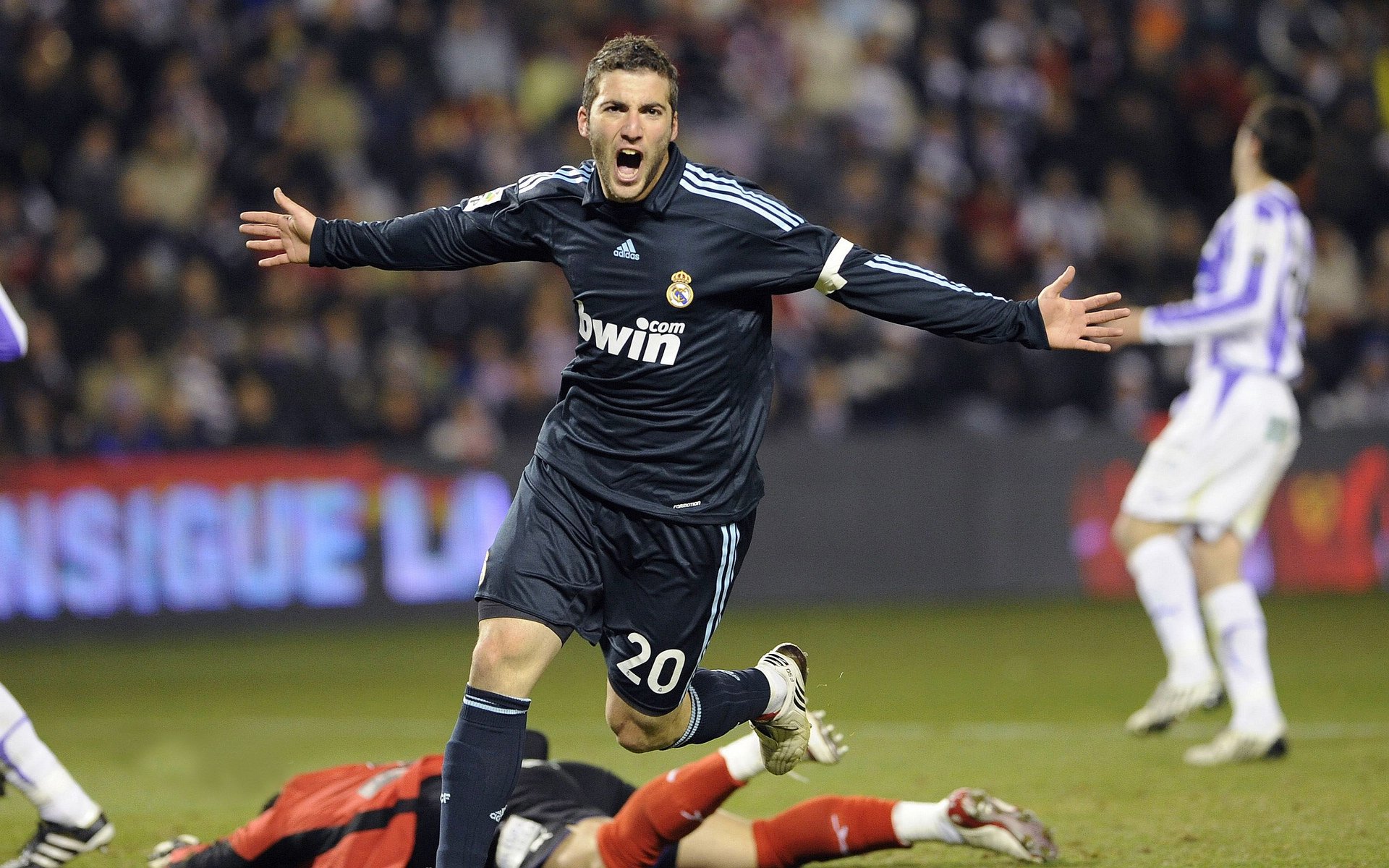 九游app下载中心-球星私密：明星球员的生活趣事大揭秘，明星球员足球