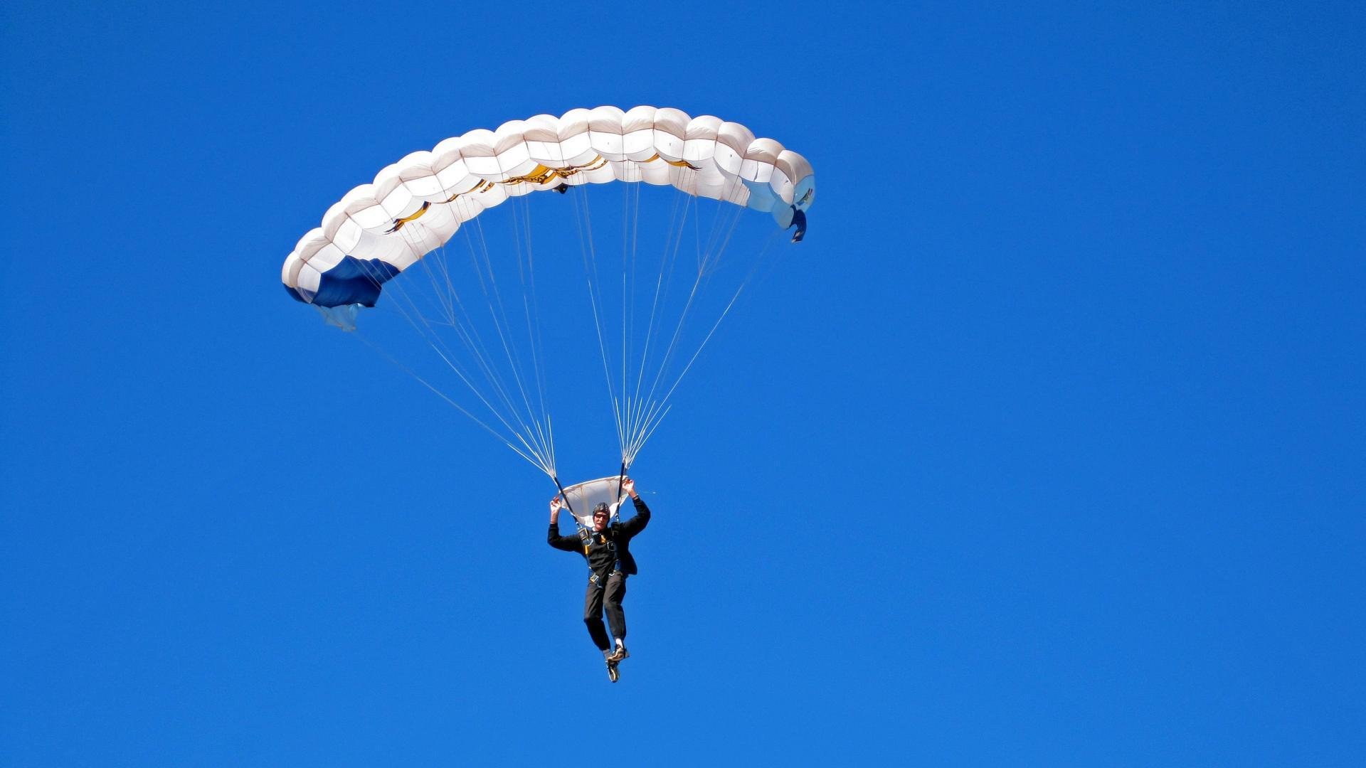 9游电竞资讯-田径多项世界纪录被刷新，包括女子跳高、男子撑杆跳高、女子1500米、男子3000米和女子马拉松等项目。